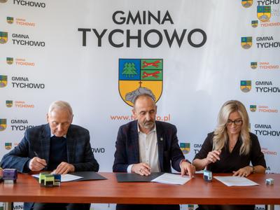 Na zdjęciu Zastępca Burmistrza Jacek Macinkowski, Wykonawca Kazimierz Heidner oraz Skarbnik Gminy Beata Sempołowicz podczas podpisania umowy.