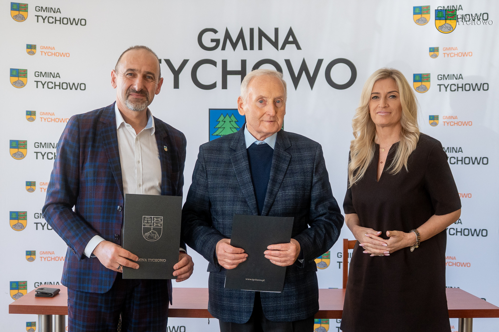 Na zdjęciu Zastępca Burmistrza Jacek Macinkowski, Wykonawca Kazimierz Heidner oraz Skarbnik Gminy Beata Sempołowicz podczas podpisania umowy.