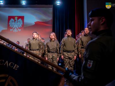uroczystość połączona ze Świętem Szkoły Liceum Ogólnokształcącego w Tychowie, Pasowaniem Pierwszoklasistów oraz obchodami Narodowego Święta Niepodległości na zdjęciu  młodzież liceum