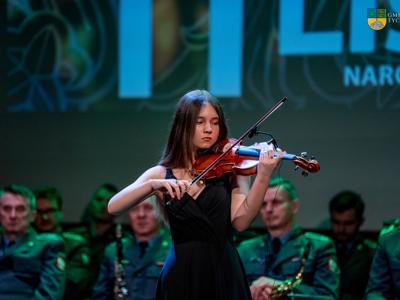 uroczystość połączona ze Świętem Szkoły Liceum Ogólnokształcącego w Tychowie, Pasowaniem Pierwszoklasistów oraz obchodami Narodowego Święta Niepodległości na zdjęciu uczennica gra na skrzypcach