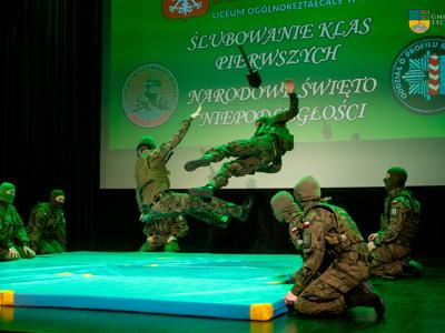 uroczystość połączona ze Świętem Szkoły Liceum Ogólnokształcącego w Tychowie, Pasowaniem Pierwszoklasistów oraz obchodami Narodowego Święta Niepodległości na zdjęciu młodzież podczas występu.