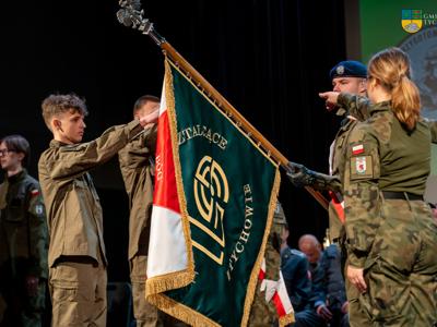 uroczystość połączona ze Świętem Szkoły Liceum Ogólnokształcącego w Tychowie, Pasowaniem Pierwszoklasistów oraz obchodami Narodowego Święta Niepodległości na zdjęciu , młodzież oodczas ślubowania 