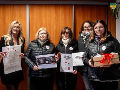 Na zdjęciu Skarbnik Gminy,  Kierownik GOPS w Tychowie oraz pracownicy socjalni GOPS w Tychowie,