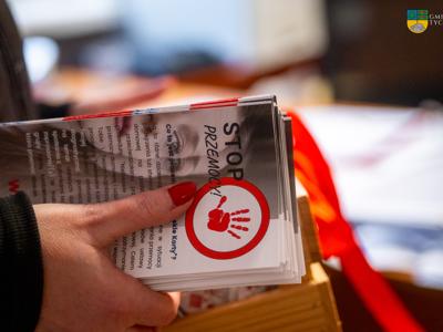 Na zdjęciu ulotki w ramach kampanii Dzieciństwo Bez Przemocy.