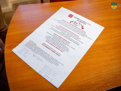 Na zdjęciu  podpisany manifest w ramach kampanii Dzieciństwo Bez Przemocy.