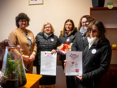 Na zdjęciu Sekratarz Gminy,  Kierownik GOPS w Tychowie oraz pracownicy socjalni GOPS w Tychowie,