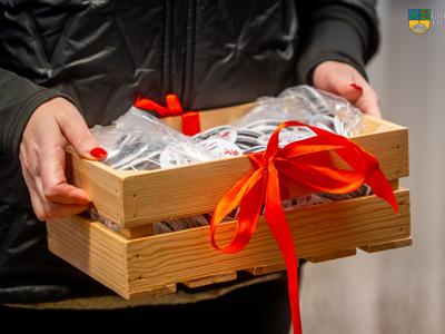 Na zdjęciu butony o tematyce Dzieciństwo Bez Przemocy w Tychowie.