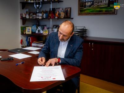 Na zdjęciu Zastępca Burmistrza Tychowa Jacek Marcinkowski podpisuje manifest kampanii Dzieciństwo Bez Przemocy. 