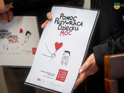 Na zdjęciu ulotki w ramach kampanii Dzieciństwo Bez Przemocy.