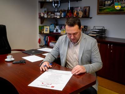 Na zdjęciu Burmistrz Tychowa Robert Falana podpisuje manifest kampanii Dzieciństwo Bez Przemocy. 