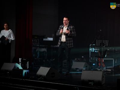 koncert „7 Piosenek o Wolności z ulicy Wolności 7” - Burmistrz Tychowa Robert Falana podczas przemówienia