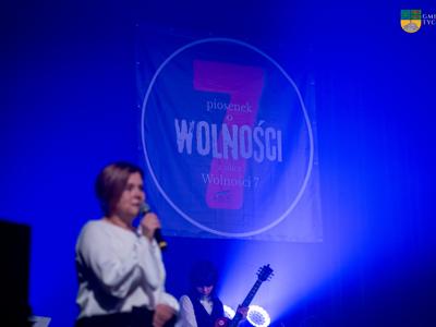 koncert „7 Piosenek o Wolności z ulicy Wolności 7” - Dyrektorka Goku Lucyna Michalak podczas przemówienia