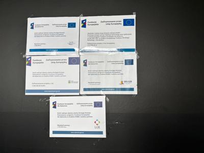 konferencja zorganizowana przez Zachodniopomorską Sieć Lokalnych Grup Działania dotycząca realizacji Lokalnych Strategii Rozwoju w województwie zachodniopomorskim w ramach Programu Fundusze Europejskie dla Rybactwa 2021-2027.  - Tablice informujące o otrzymanych dofinansowaniach 