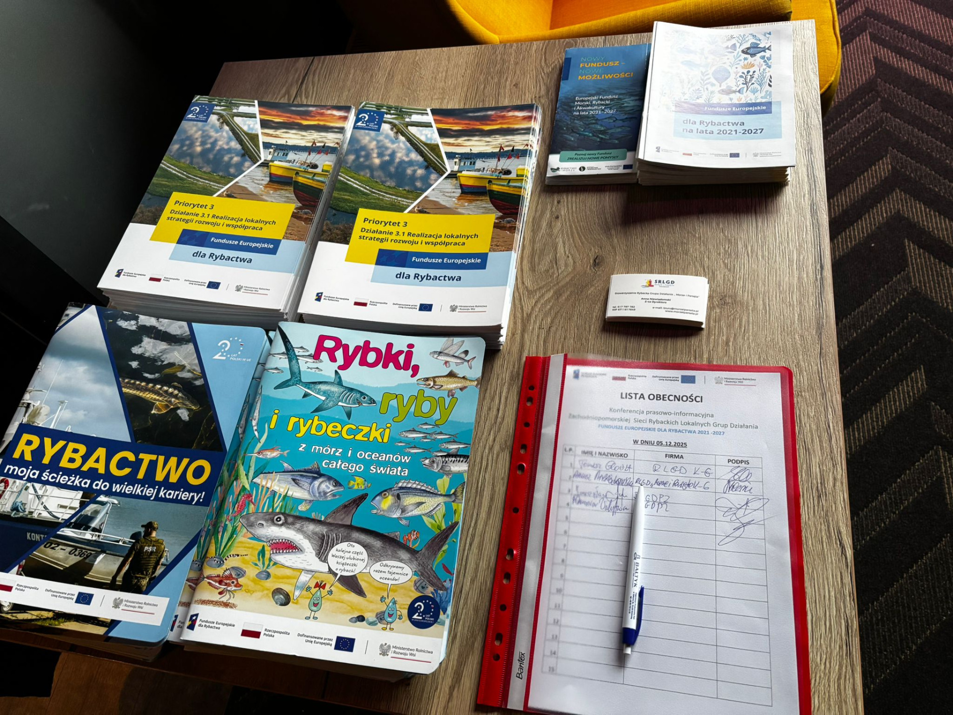 Na zdjęciu ksiązeczki i broszury promocyjny. 