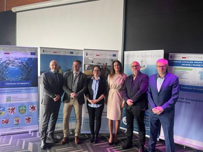 konferencja zorganizowana przez Zachodniopomorską Sieć Lokalnych Grup Działania dotycząca realizacji Lokalnych Strategii Rozwoju w województwie zachodniopomorskim w ramach Programu Fundusze Europejskie dla Rybactwa 2021-2027.