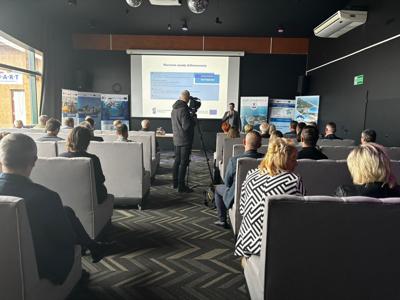 konferencja zorganizowana przez Zachodniopomorską Sieć Lokalnych Grup Działania dotycząca realizacji Lokalnych Strategii Rozwoju w województwie zachodniopomorskim w ramach Programu Fundusze Europejskie dla Rybactwa 2021-2027. 