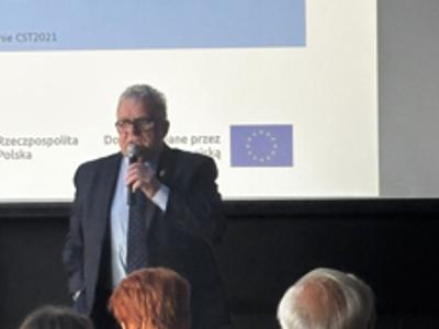 Zdjęcie wykonano podczas konferencja zorganizowana przez Zachodniopomorską Sieć Lokalnych Grup Działania dotycząca realizacji Lokalnych Strategii Rozwoju w województwie zachodniopomorskim w ramach Programu Fundusze Europejskie dla Rybactwa 2021-2027.