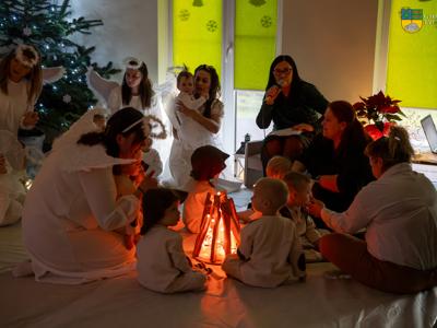 Zdjęcie wykonanao podczas występu dzieci i rodziców w Żłobku Gminnym w Tychowie.