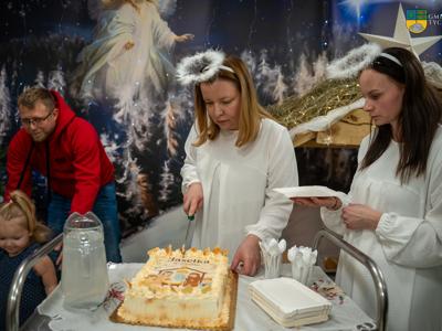 Na zdjęciu Panie ze Żłobka kroją tort. 