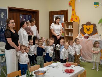 Na zdjęciu dzieci ze Żłobka w Tychowie wraz z opiekunkami. 