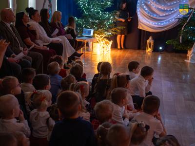 Zdjęcie wykonano podczas wydarzenie w Gminnym  Przedszkolu Dębowa Chatka w Tychowie.  