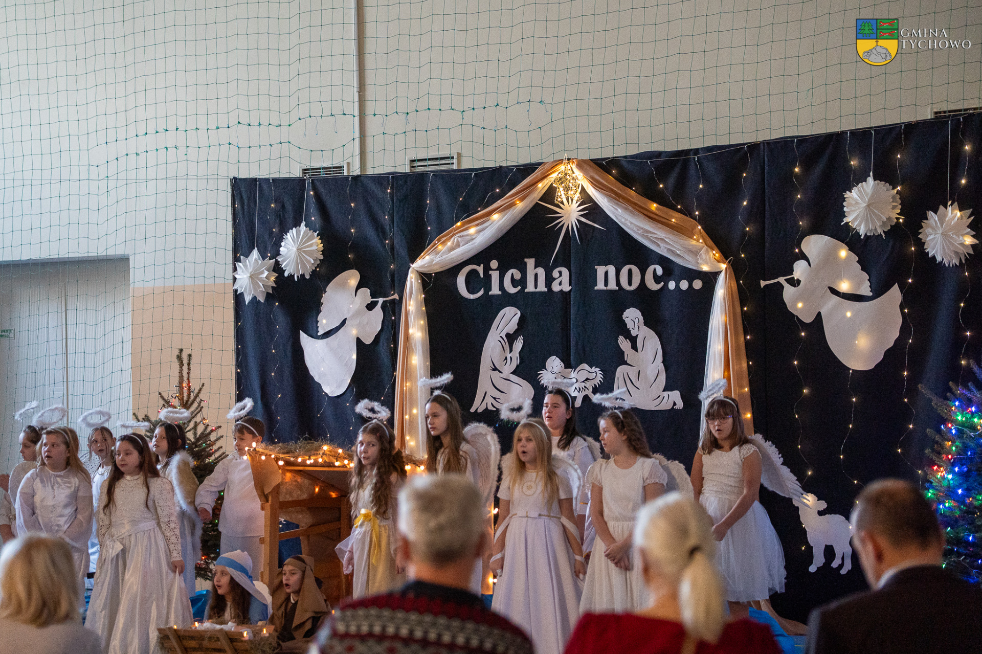 Jasełka w SP w Tychowie - dzieci podczas występu