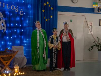 Jasełka w Dobrowie- na zdjęciu 3 króli podczas występu