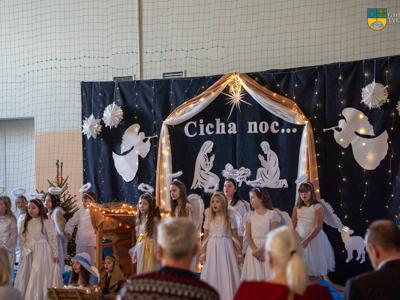 Jasełka w SP w Tychowie - dzieci podczas występu