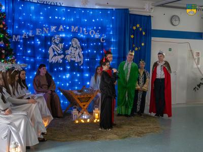 Jasełka w Dobrowie - na zdjęciu dzieci podczas występu 