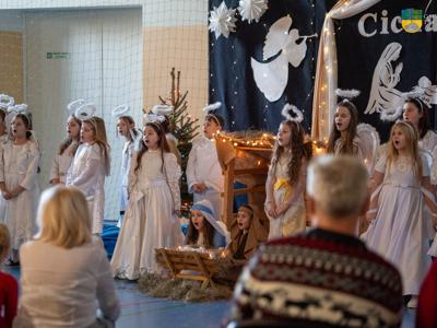 Jasełka w SP w Tychowie - dzieci podczas występu