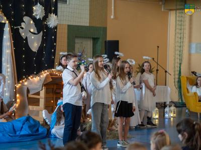 Jasełka w SP w Tychowie - dzieci podczas występu