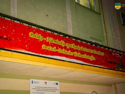 Zdjecie wkoanano podczas Kiermaszu Bożonarodzeniowego w Tychowie -  na zdjęciu baner 