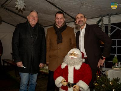 Zdjecie wkoanano podczas Kiermaszu Bożonarodzeniowego w Tychowie - zdjęcie wykonanao podczas kiermaszy na zdjęciu Burmnistrz Tychowa, Zastępca Burmistrza Tychowa oraz Zastępca Nalecznika Urzędu Neverin.
