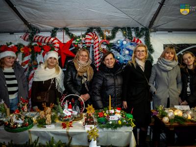 Zdjecie wkoanano podczas Kiermaszu Bożonarodzeniowego w Tychowie - na zdjęciu uczestnicy kiermaszu 