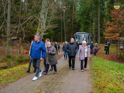 Zdjęcie grupowe podczas  2 dnia wizyty delegacji z Miasta i Gminy Neverin - objazd po terenie Gminy Tychowo