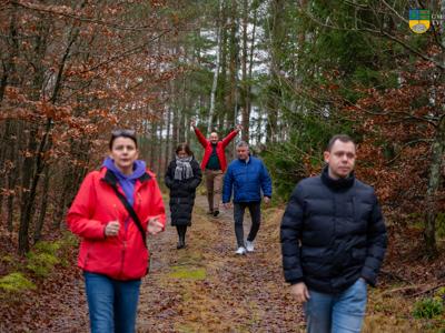 Zdjęcie grupowe podczas  2 dnia wizyty delegacji z Miasta i Gminy Neverin - objazd po terenie Gminy Tychowo