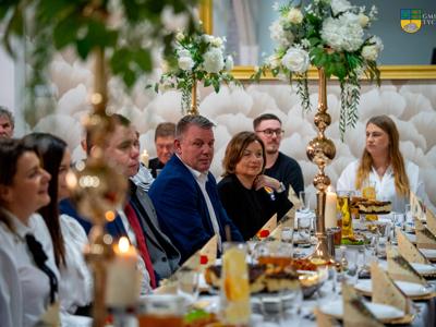 Zdjęcie grupowe podczas  2 dnia wizyty delegacji z Miasta i Gminy Neverin - Uroczysta kolacja wigilijna 