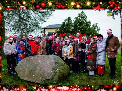 Na zdjęciu Pracownicy Urzędu Miejskiego w Tychowie w świątecznym klimacie.