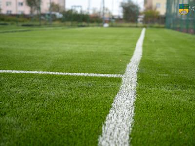 Orlik w Tychowie - sztuczna trawa 