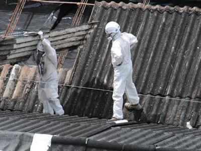 Demontaż azbestu na dachu budynku.