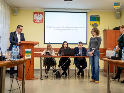 Zdjęcie wykonano podczas Sesji Rady Miejskiej w Tychowie, zdjęcie podczas wręczenia nagród sportowych. 