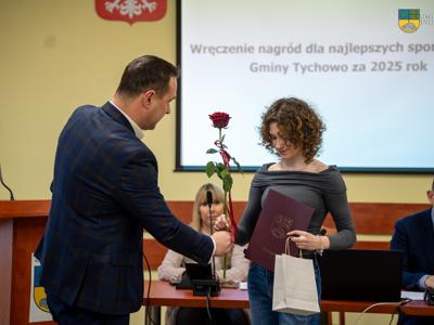 Burmistrz Tychowa Robert Falana wręcza nagrodę Zofii Szyderskiej.