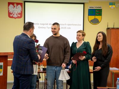 Burmistrz Tychowa Robert Falana przekazuje nagrodę za najlepsze wyniki sportowe w 2025 r.  