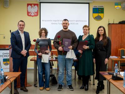 Zdjęcie wykonano podczas Sesji Rady Miejskiej w Tychowie - zdjecie grupowe nagrodzonych 