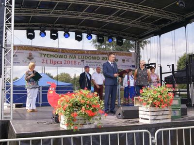 Burmistrz Robert Falana  przemawiający na scenie