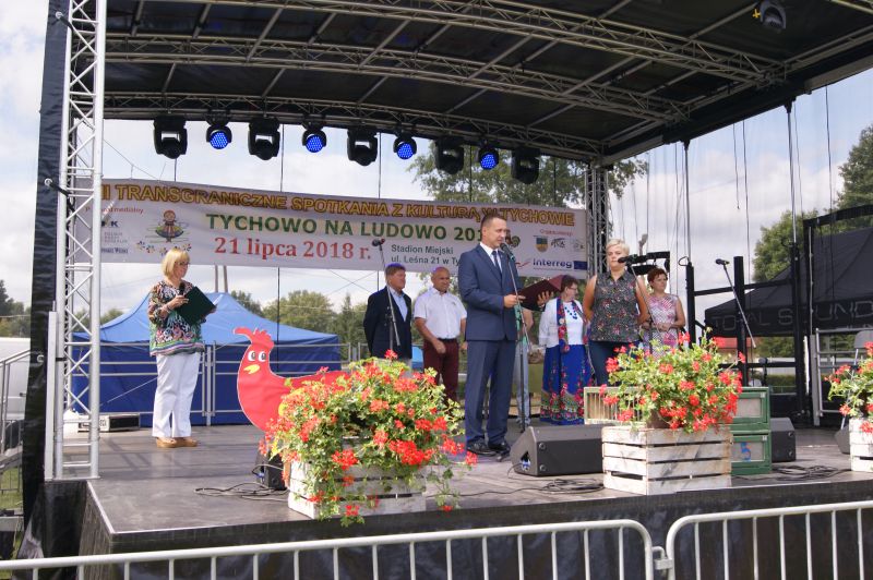 Burmistrz Robert Falana  przemawiający na scenie