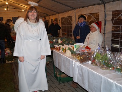 Kobieta przebrana za aniołka