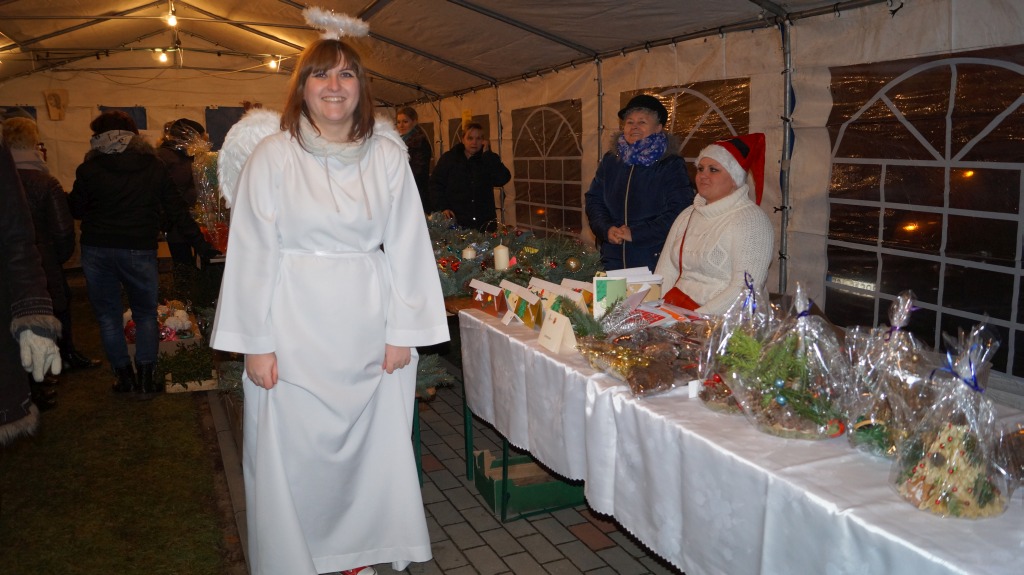 Kobieta przebrana za aniołka
