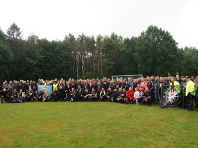 III Motoatomowy Zlot Motocyklowy Tychowo - Podborsko - wspólne zdjęcie uczestników.