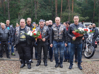III Motoatomowy Zlot Motocyklowy Tychowo - Podborsko. Uczestnicy zlotu składają kwiaty pod pomnikiem Stalag Luft IV w Modrolesie